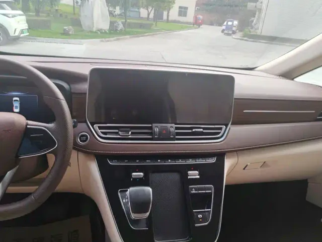 Bestune Besturn M9 — Фото автомобиля 13