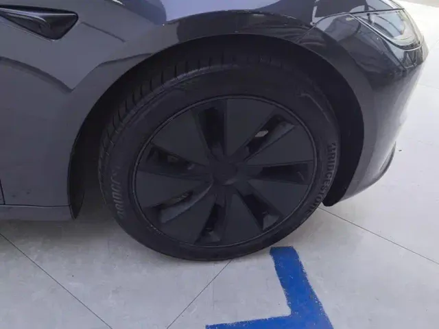 Tesla Model 3 — Фото автомобиля 6