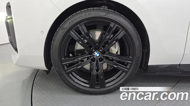 BMW i7 G70 — Фото автомобиля 5
