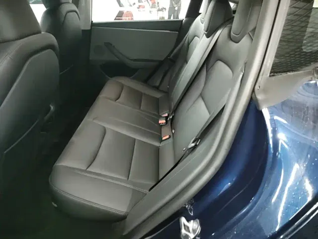 Tesla Model 3 — Фото автомобиля 16