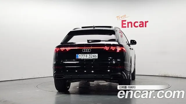 Audi Q8 55 TFSI quattro Premium — Фото автомобиля 4
