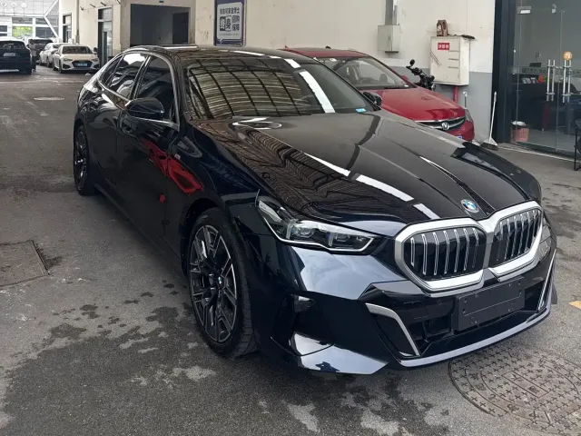 BMW 5 Series — Фото автомобиля 2