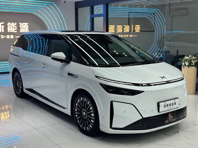 Фотография автомобиля — Xpeng X9