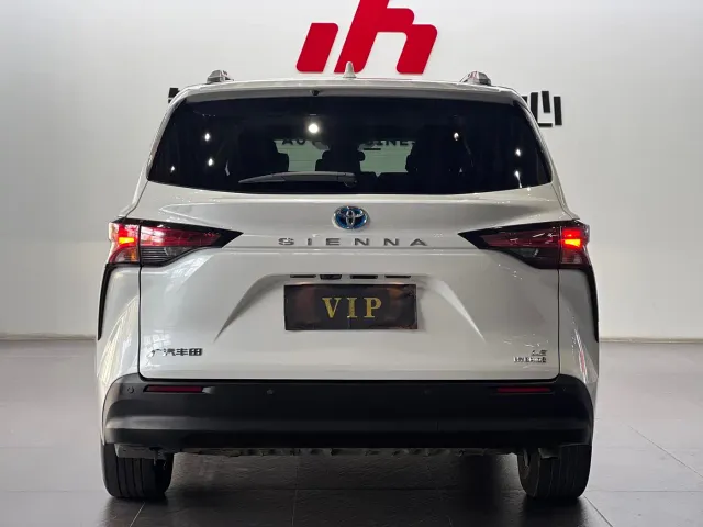 Toyota Sienna — Фото автомобиля 6