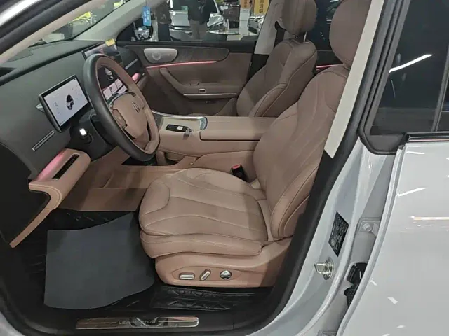 Leapmotor C11 — Фото автомобиля 14