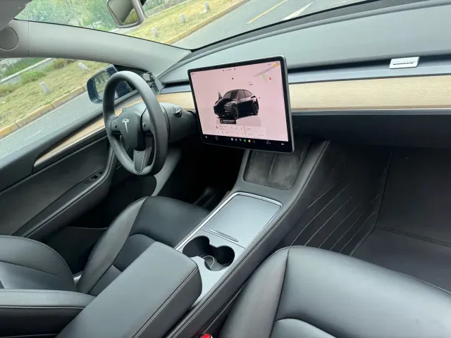 Tesla Model Y — Фото автомобиля 7