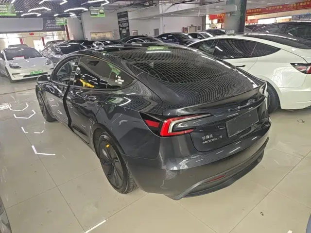 Tesla Model 3 — Фото автомобиля 22