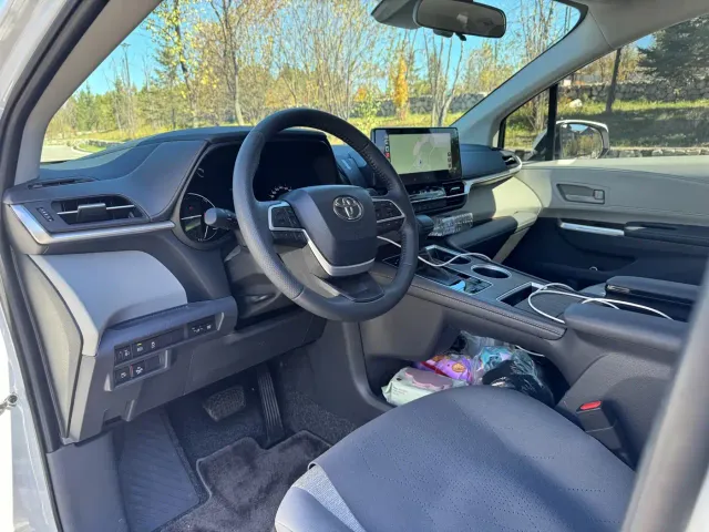 Toyota Sienna — Фото автомобиля 7