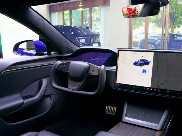 Tesla Model S — Фото автомобиля 8
