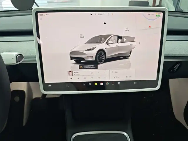 Tesla Model Y — Фото автомобиля 12