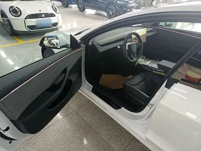 Tesla Model 3 — Фото автомобиля 15