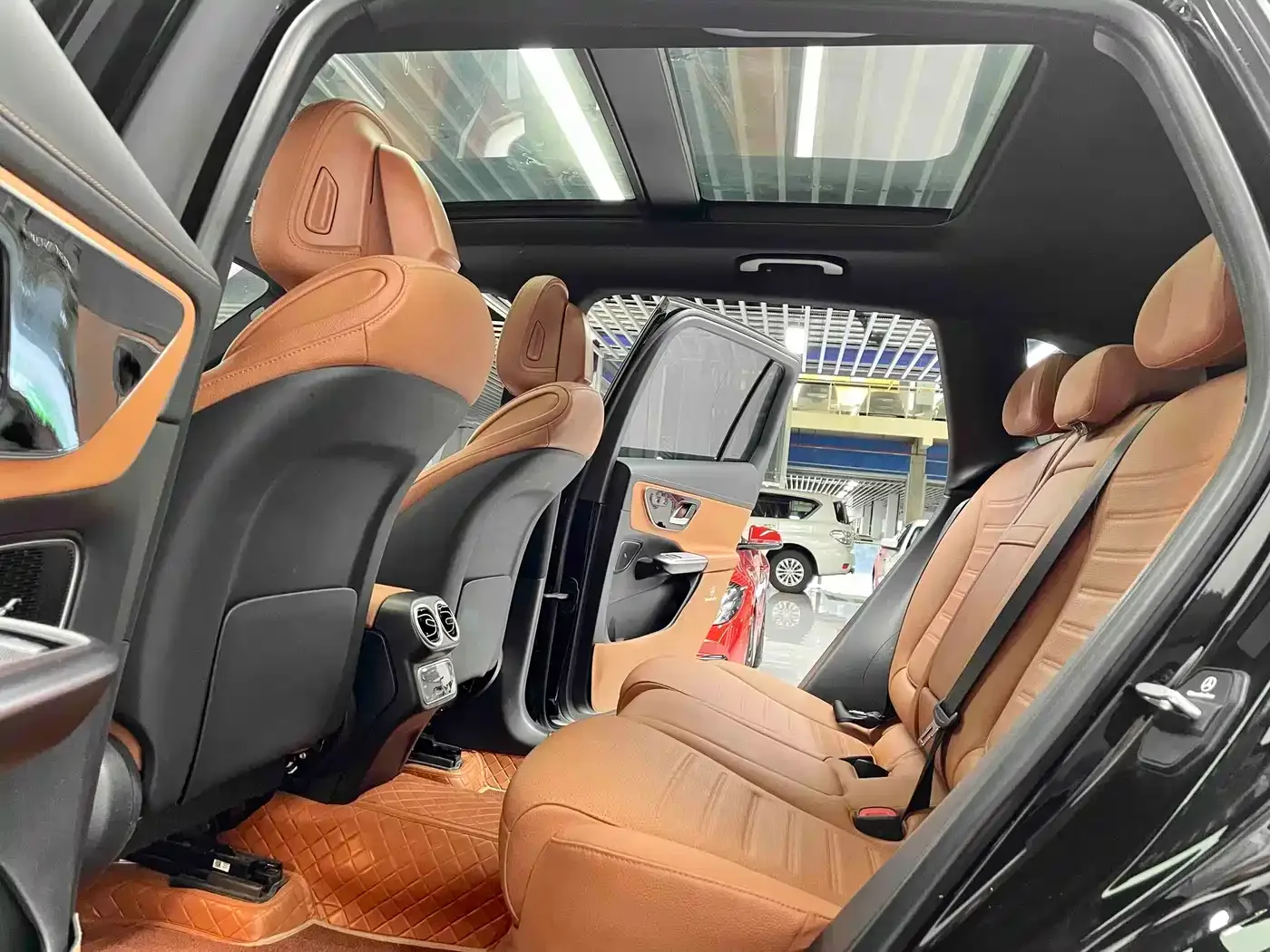 Mercedes-Benz Mercedes-Benz GLC 2023 Facelift GLC 260 L 4MATIC Sport 5-Seater — Фото автомобиля 5