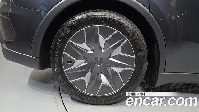 Tesla Model Y — Фото автомобиля 21