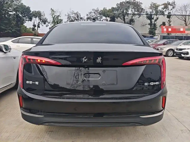 Hongqi E-QM5 — Фото автомобиля 3