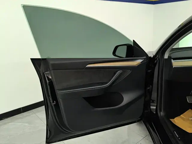 Tesla Model Y — Фото автомобиля 7