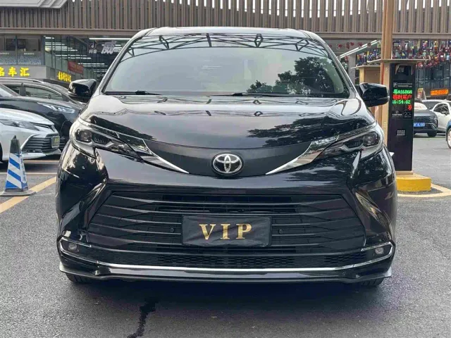 Toyota Sienna — Фото автомобиля 2