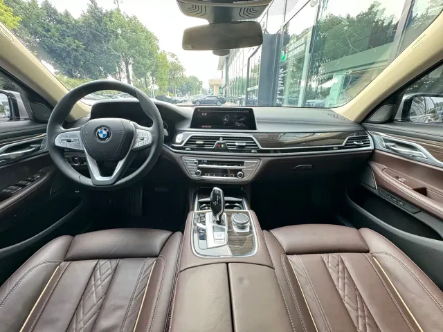 BMW 7 Series — Фото автомобиля 8
