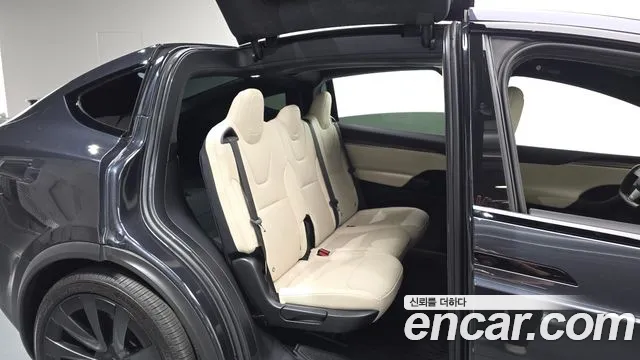 Tesla Model X — Фото автомобиля 17