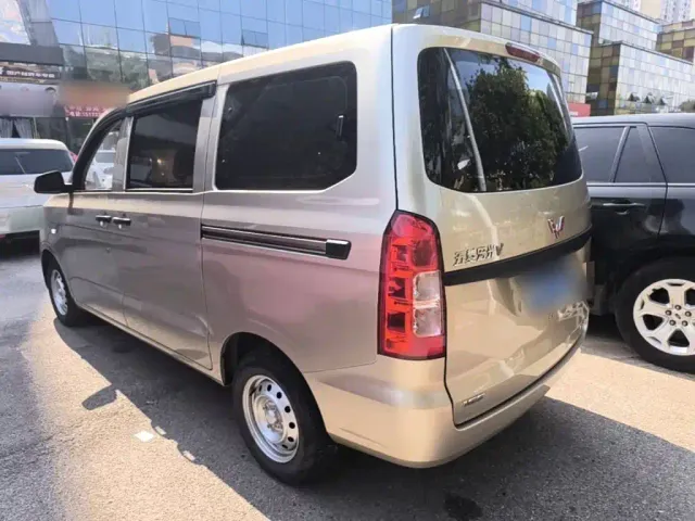Wuling Hongguang V — Фото автомобиля 4