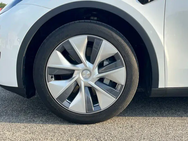 Tesla Model Y — Фото автомобиля 21