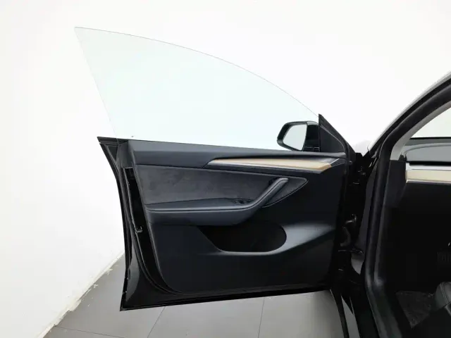 Tesla Model Y — Фото автомобиля 8