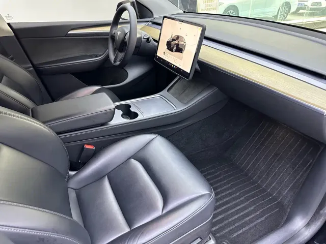 Tesla Model Y — Фото автомобиля 15