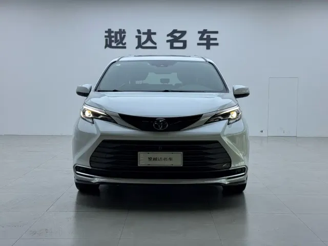 Toyota Sienna — Фото автомобиля 2