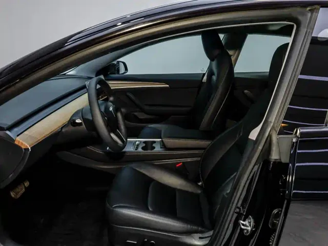 Tesla Model 3 — Фото автомобиля 9