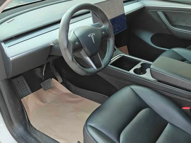 Tesla Model Y — Фото автомобиля 8