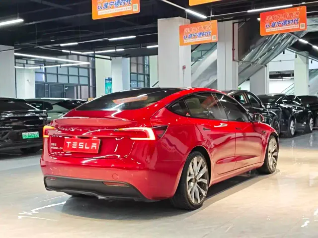 Tesla Model 3 — Фото автомобиля 7