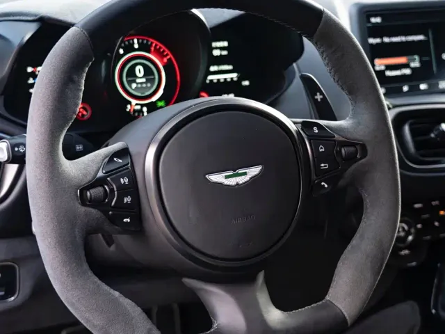 Aston Martin V8 Vantage — Фото автомобиля 15