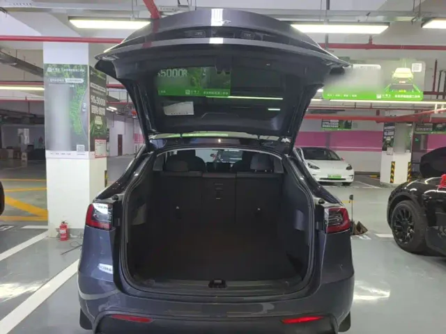 Tesla Model Y — Фото автомобиля 18