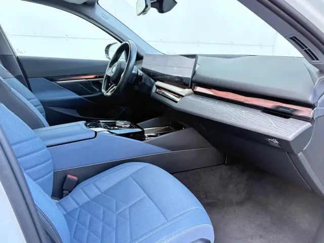 BMW i5 — Фото автомобиля 10