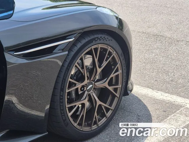 Astonmartin DB12 — Фото автомобиля 5
