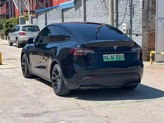 Tesla Model Y — Фото автомобиля 11
