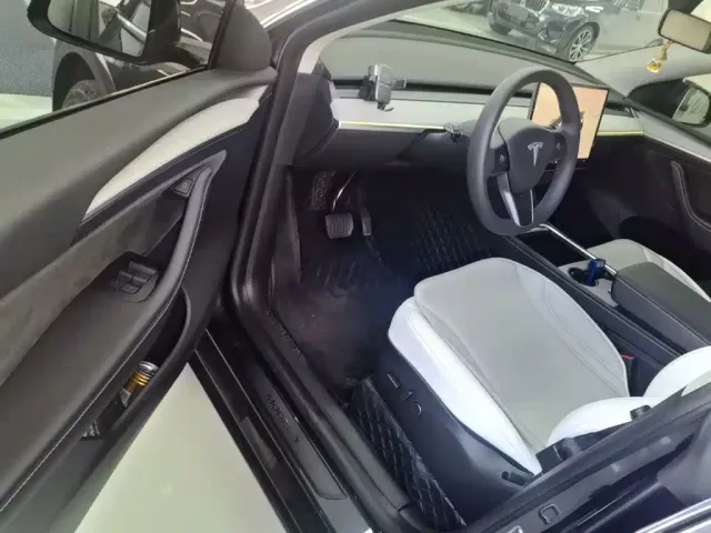 Tesla Model Y — Фото автомобиля 15