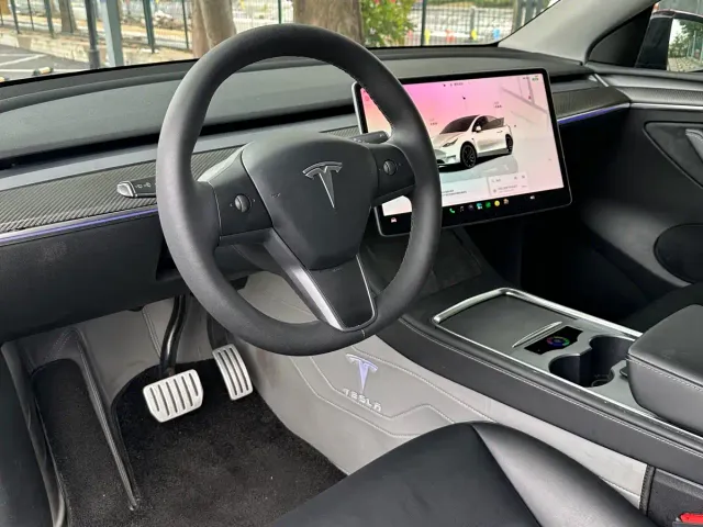 Tesla Model Y — Фото автомобиля 9
