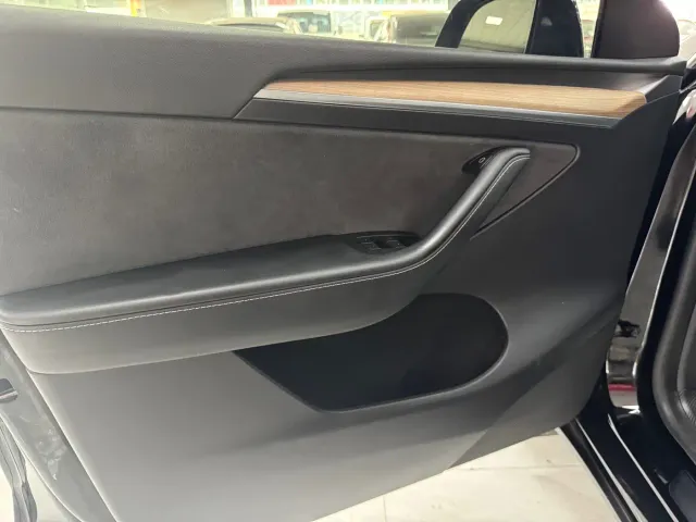 Tesla Model Y — Фото автомобиля 11