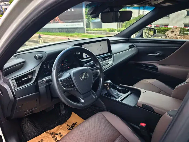 Lexus ES — Фото автомобиля 10