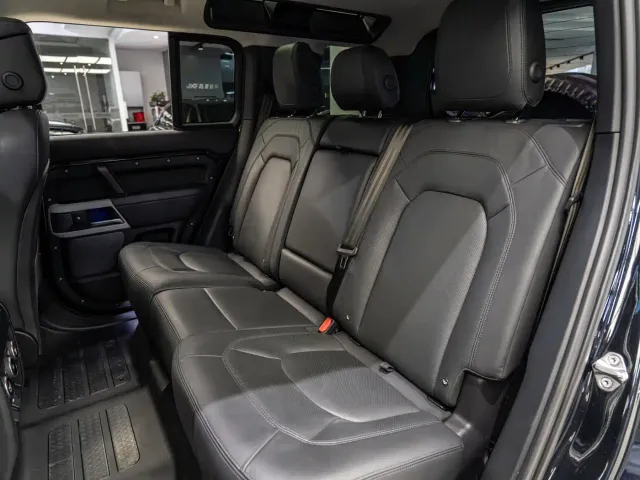 Land Rover Defender — Фото автомобиля 10