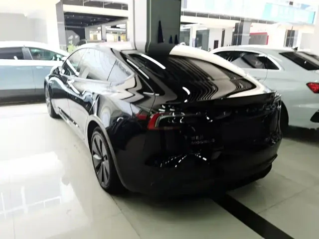 Tesla Model 3 — Фото автомобиля 4