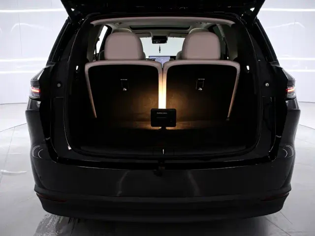 Li Auto i8 — Фото автомобиля 17