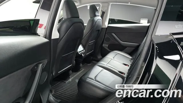 Tesla Model Y — Фото автомобиля 11
