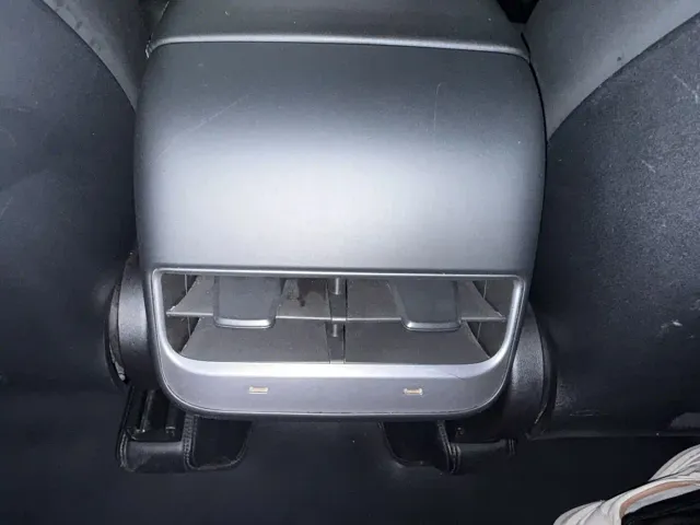 Tesla Model Y — Фото автомобиля 13