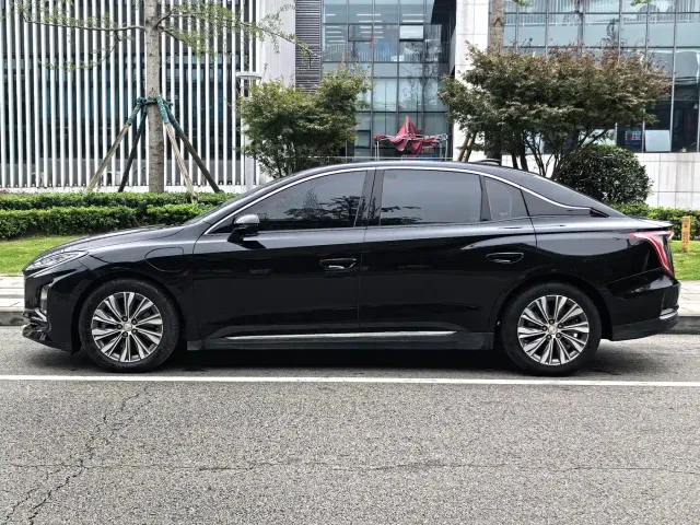 Hongqi E-QM5 — Фото автомобиля 7