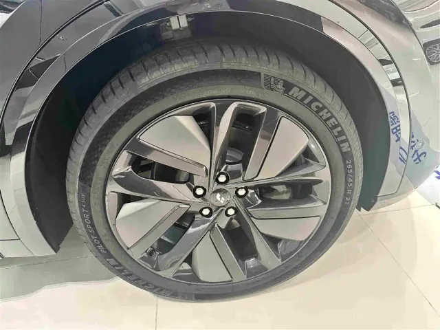 Li Auto L8 — Фото автомобиля 4
