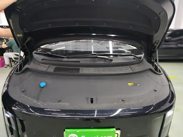 Li Auto i8 — Фото автомобиля 19