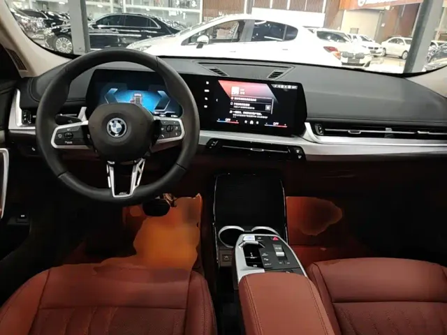 BMW iX1 — Фото автомобиля 9