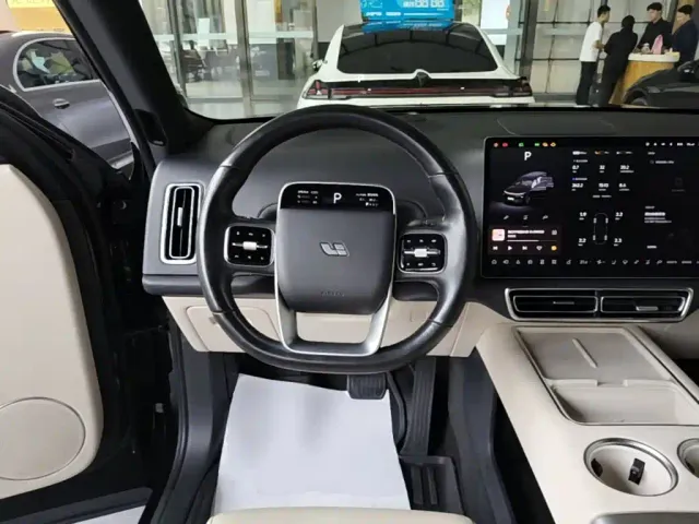 Li Auto L9 — Фото автомобиля 10