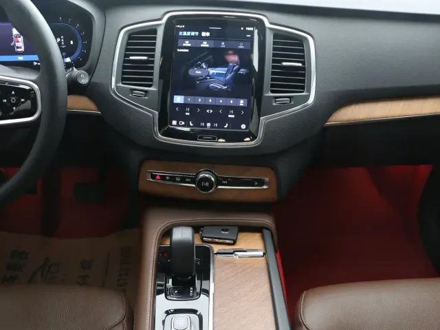 Volvo XC90 — Фото автомобиля 10